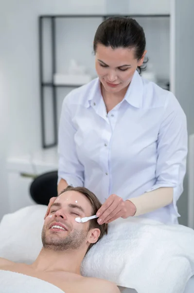 Working Client Dark Haired Woman Lab Coat Doing Beauty Procedures — Photo