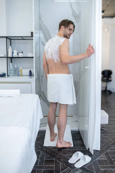 Shower Tall Young Man Having Showe Hair Removal Procedures — Foto Stock