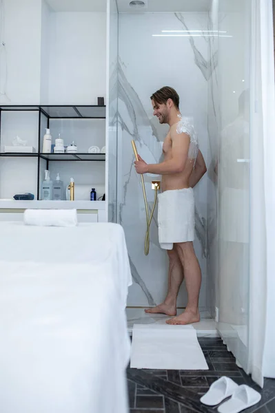 Taking Shower Contented Young Man Having Shower Procedures Beauty Salon — Stockfoto