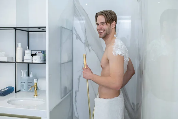 Taking Shower Contented Young Man Having Shower Procedures Beauty Salon — Stok fotoğraf