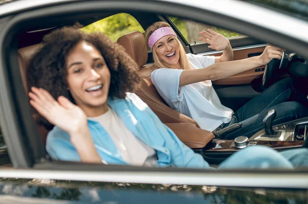Weekend Drive Group Friends Driving Car Looking Excited — Stockfoto