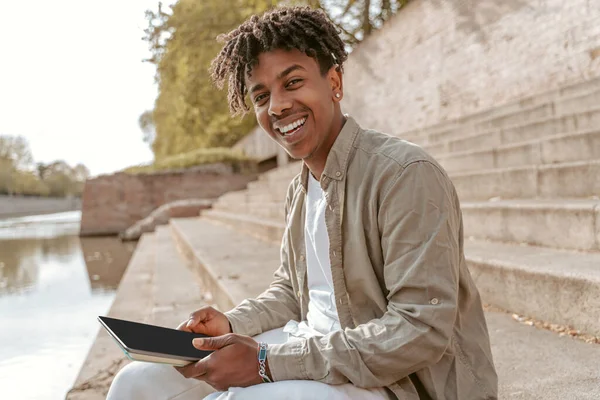 Wellbeing Dark Skinned Guy Holding Tablet Smiling Confidently Camera Sitting — Foto de Stock