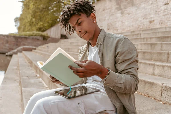 Useful Notes Serious Dark Skinned Guy Intently Looking Notebook Reading — Fotografia de Stock