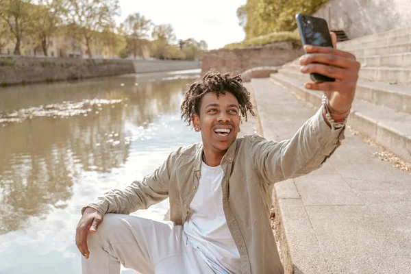 Selfie Happy Dark Skinned Guy Taking Selfie Smartphone While Sitting — Photo