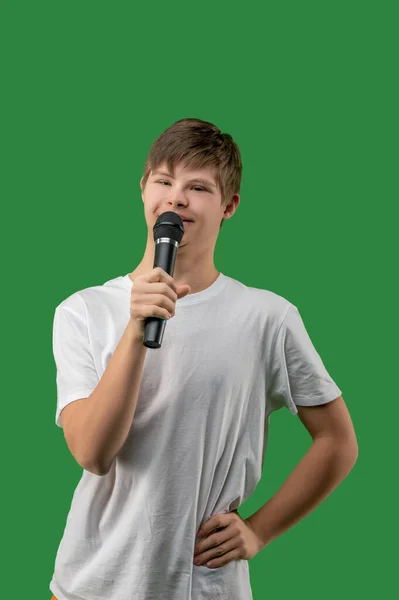 Μπροστά Του Ένα Χαρούμενο Έφηβο Αγόρι Τραγουδά Ζωντανά Στο Μικρόφωνο — Φωτογραφία Αρχείου