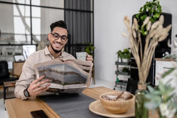 Morning News Cheerful Young Bearded Man Glasses Sitting Coffee Reading — Stockfoto