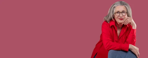 Γυναίκα Φωτογραφία Μιας Γυναίκας Κόκκινα Ροζ Φόντο — Φωτογραφία Αρχείου