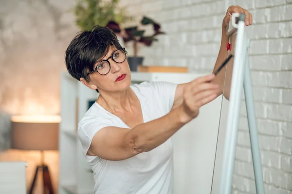 Working Project Mature Dark Haired Woman Standing Flipchart Working Project — Foto de Stock