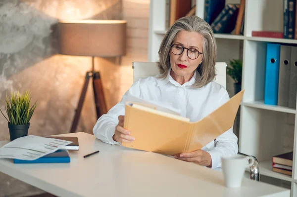 Project Manager Gray Haired Woman Sitting Table Working Project Documentation — Stock Photo, Image