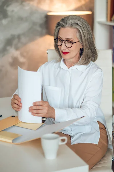 Project Manager Gray Haired Woman Sitting Table Working Project Documentation — Stockfoto
