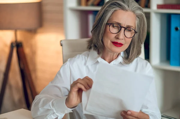 Project Manager Gray Haired Woman Sitting Table Working Project Documentation — Stock Photo, Image