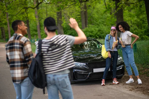 Weekend Young People Eating Sandwiches Having Fun — Fotografia de Stock