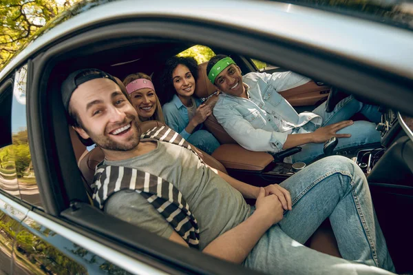 Good Time Happy Group Friends Car Looking Excited — Stockfoto