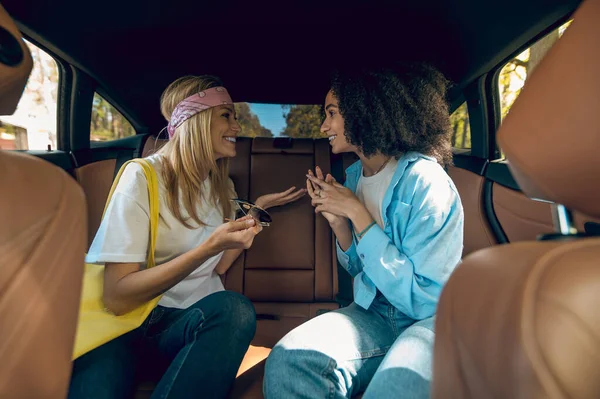 Girls Car Two Cute Young Women Sitting Car — Stockfoto