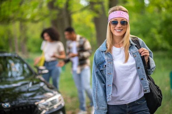 Adventure Group Friends Forest Feeling Joyful — Stockfoto