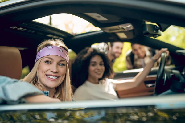 Flirting Girls Car Flirting Men Road — Stockfoto