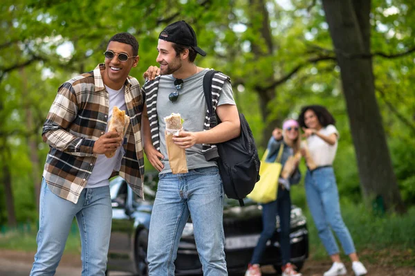 Weekend Young People Eating Sandwiches Having Fun — Stok fotoğraf