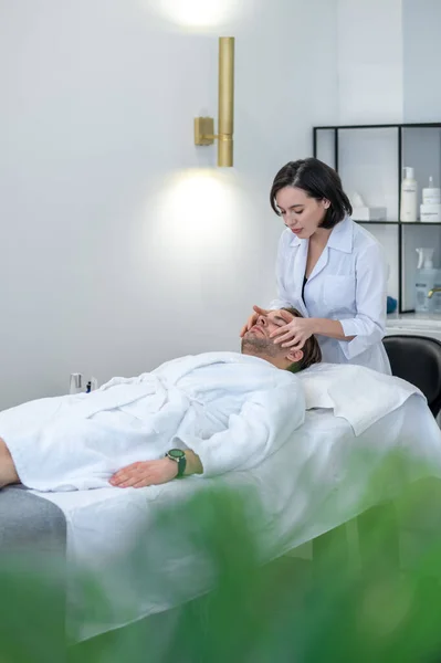 Face Massage Female Professional Doing Face Massage Male Client — Zdjęcie stockowe