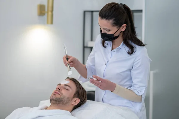 Beauty Salon Cosmetologist Applying Facial Mask Mans Face — Foto Stock