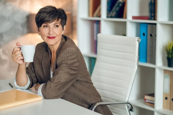 Morning Office Good Looking Dark Haired Woman Sitting Table Coffee — Foto de Stock