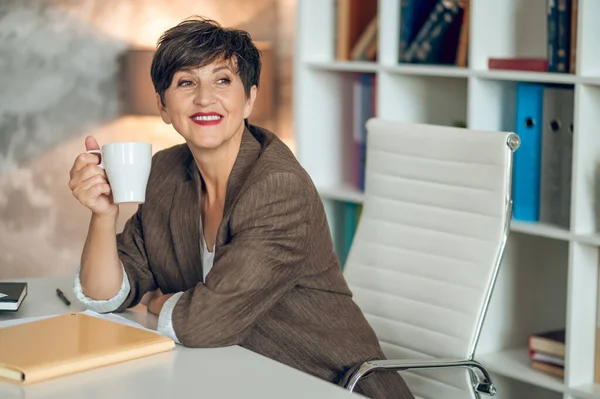 Morning Office Good Looking Dark Haired Woman Sitting Table Coffee — Stok fotoğraf