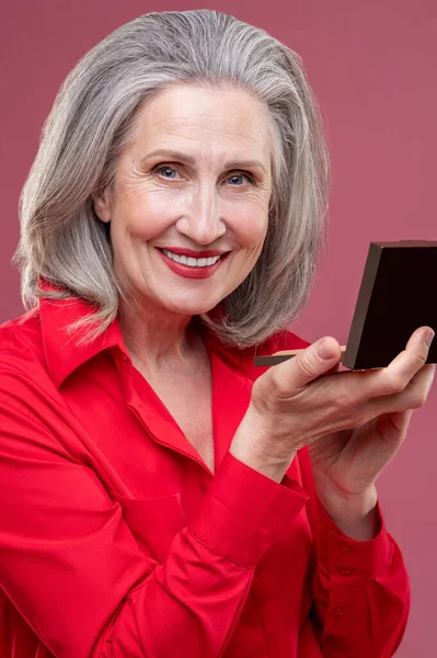 Makeup Mature Woman Red Doing Makeup Looking Contented — ストック写真