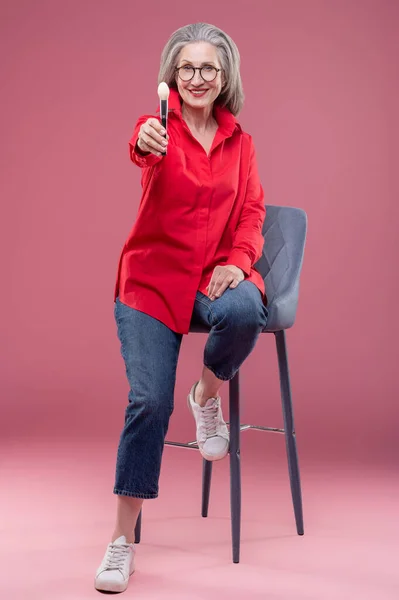 Beautician Good Looking Mid Aged Woman Studio Holding Face Brush — Stock fotografie