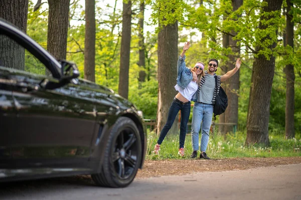 Way City Young People Forest Stopping Car Looking Joyful — Fotografia de Stock