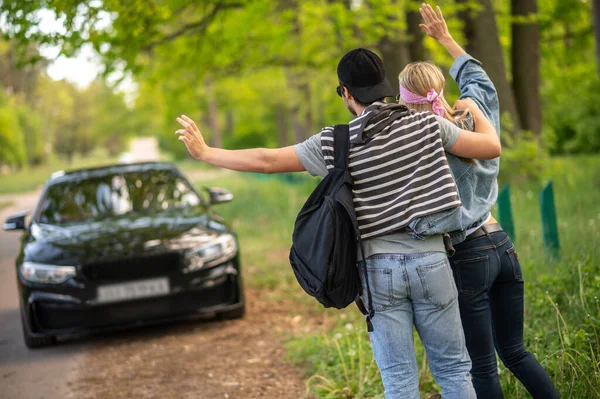 Way City Young People Forest Stopping Car Looking Joyful — Fotografia de Stock