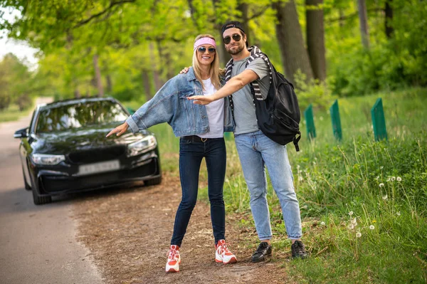 Way City Young People Forest Stopping Car Looking Joyful — Stock Fotó