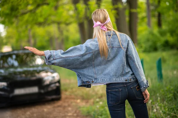 Hitchhiking Blond Young Woman Hitchhiking Forest Road — Stockfoto