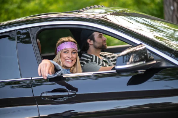 Good Mood Couple Car Looking Happy Cheerful — Stockfoto
