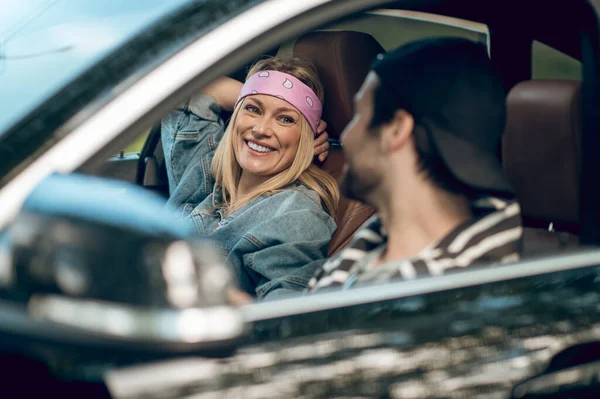 Flirty Mood Smiling Couple Driving Car Looking Each Other — Fotografia de Stock