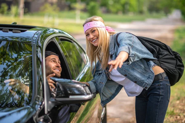 Showing Way Blonde Woman Showing Way Man Car — Stockfoto