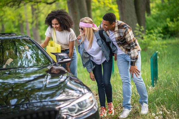 Way City Group Young People Stopping Car Forest — Fotografia de Stock