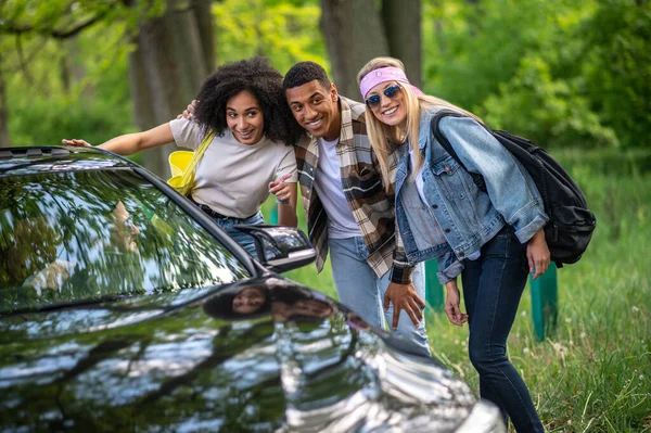 Way City Group Young People Stopping Car Forest — Stockfoto