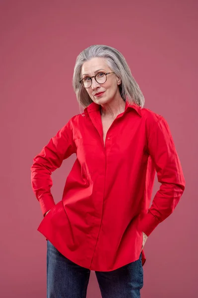 Зрелая Женщина Студия Пикетирования Зрелой Женщины Красной Рубашке Очках — стоковое фото