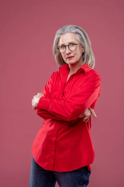 Posing Woman Red Shirt Standing Her Arms Crossed — Fotografia de Stock