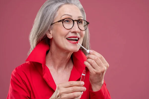 Makeup Good Looking Mid Aged Woman Putting Lip Gloss Her — Stock fotografie