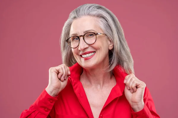 Feel Good Mature Woman Red Shirt Looking Contented — Stockfoto