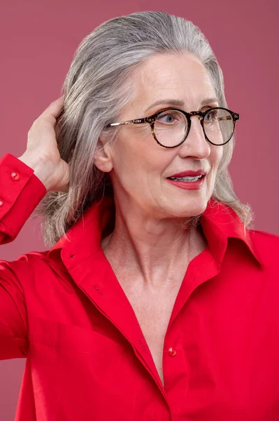 Looking Aside Woman Eyewear Looking Aside Touching Her Hair — Stok fotoğraf