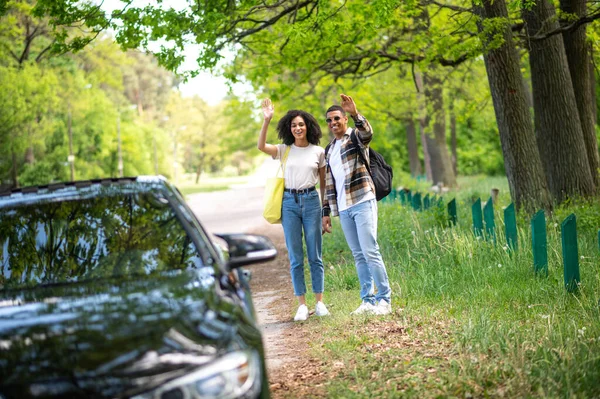 Hitchhiking Couple Hitchhikers Standing Road Forest — 图库照片