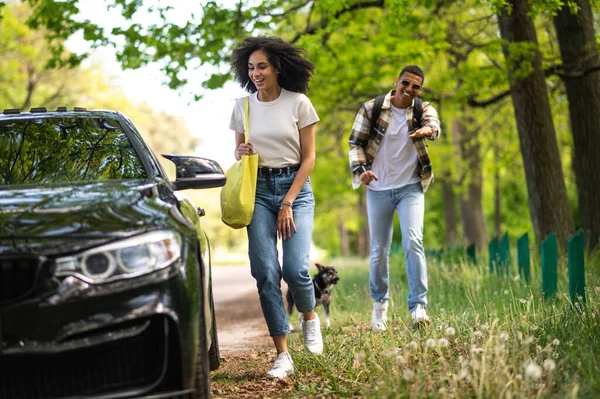 Way City Dark Skinned Couple Looking Excited While Hitchhiking Countryside — Fotografia de Stock