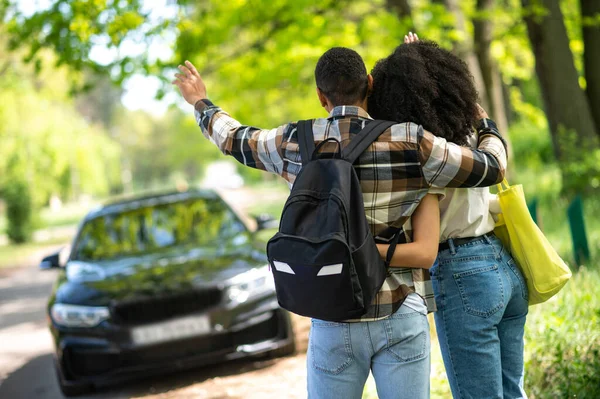 Road Young Couple Hitchhiking Road Sunny Day — Fotografia de Stock