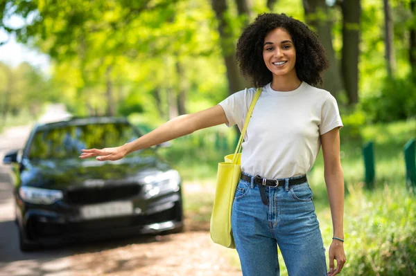 Hitchhiking Curly Haired Young Girl Hitchhiking Looking Excited — Stockfoto