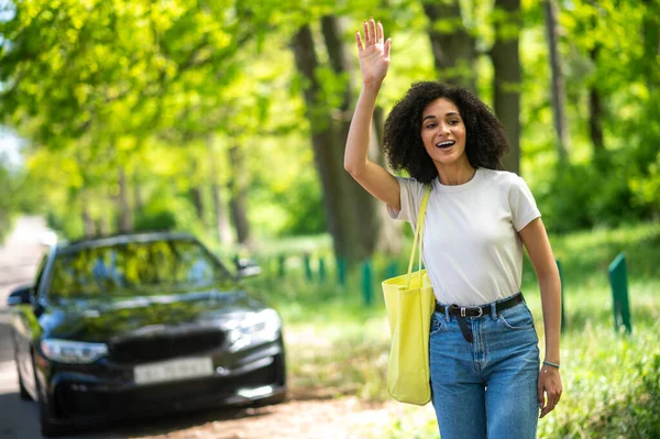 Hitchhiking Curly Haired Young Girl Hitchhiking Looking Excited — Stock Fotó