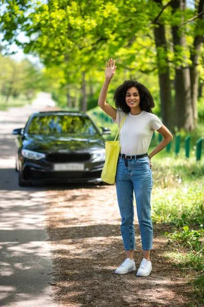 Hitchhiking Curly Haired Young Girl Hitchhiking Looking Excited — Stockfoto