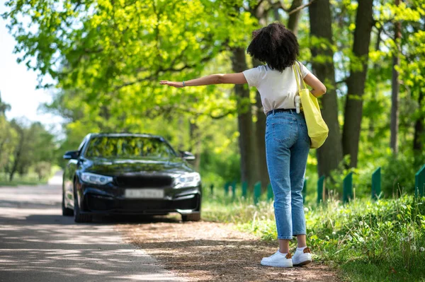 Girl Road Curly Haired Slim Young Woman Stopping Car Park — Fotografia de Stock