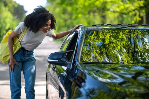 Girl Road Curly Haired Slim Young Woman Stopping Car Park — Stockfoto