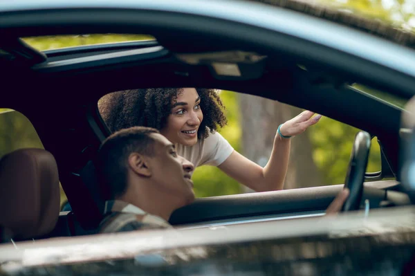 Talking Driver Hitchhiker Talking Car Driver Road — Fotografia de Stock